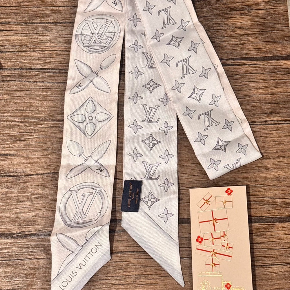 Louis Vuitton LV Monogram Silk Scarf in White and Gray Special Edition LIKE NEW - Picture 2 of 5